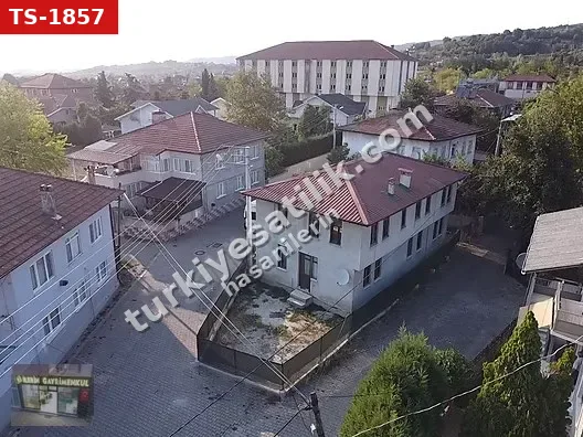 HENDEK DEREBOĞAZINDA ESKİ YAPILI 336 m² EVLİ ARSA!